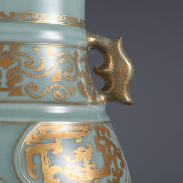 Qing Dynasty Qianlong period bean green glaze gold-painted Kuifeng pattern double-eared vase - Image 6