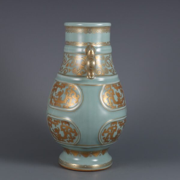 Qing Dynasty Qianlong period bean green glaze gold-painted Kuifeng pattern double-eared vase - Image 7