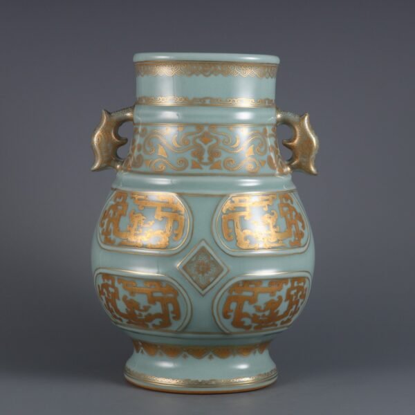 Qing Dynasty Qianlong period bean green glaze gold-painted Kuifeng pattern double-eared vase - Image 2