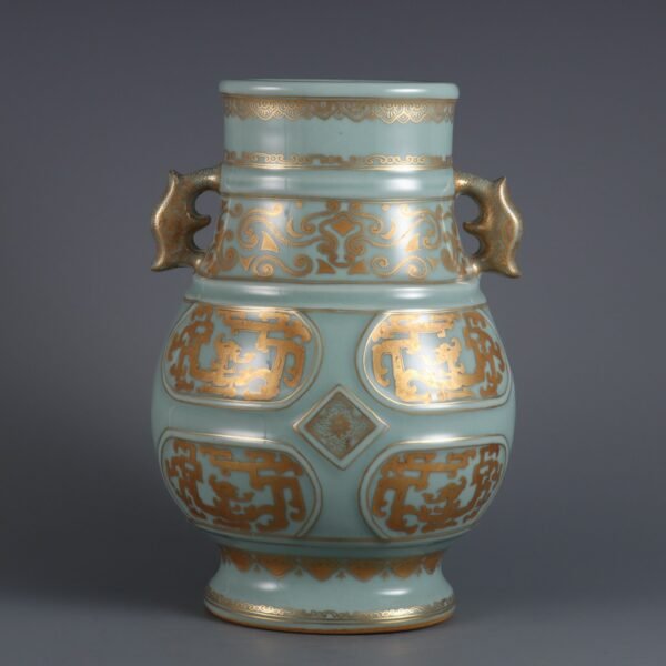 Qing Dynasty Qianlong period bean green glaze gold-painted Kuifeng pattern double-eared vase