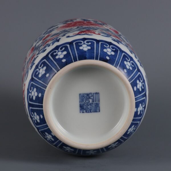 Qing Dynasty Qianlong period blue and white with rouge red lotus jujube jar - Image 8