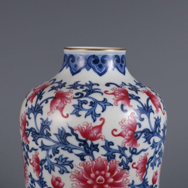 Qing Dynasty Qianlong period blue and white with rouge red lotus jujube jar - Image 3