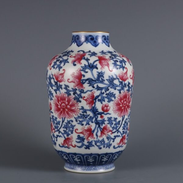 Qing Dynasty Qianlong period blue and white with rouge red lotus jujube jar - Image 2