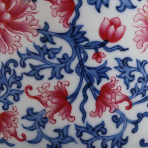 Qing Dynasty Qianlong period blue and white with rouge red lotus jujube jar - Image 7