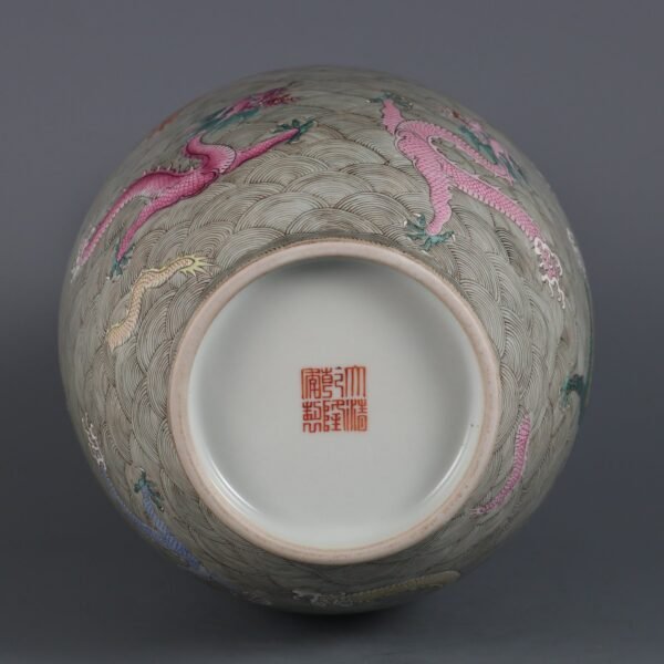 Qing Dynasty Qianlong period pink enamel seawater nine dragon pattern fan mouth vase - Image 8