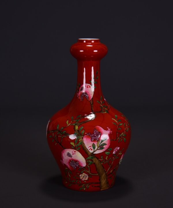 An old collection of Qing Yongzheng red-ground enamel-colored garlic vase