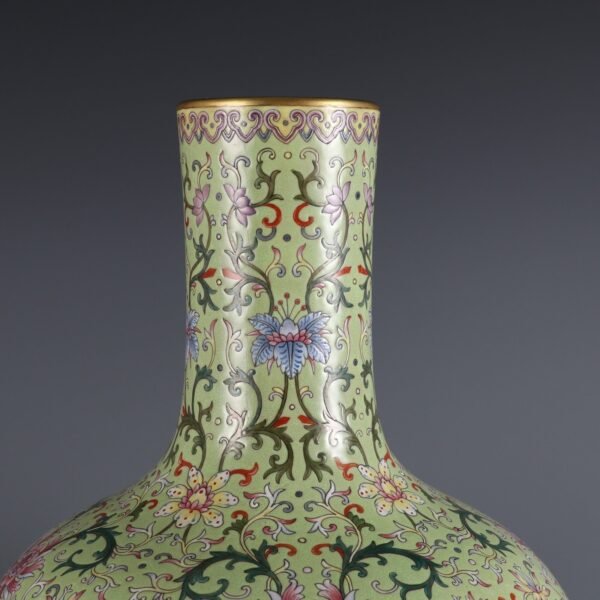 vase with green ground and passionflower pattern, made in Qianlong period of Qing Dynasty - Image 4