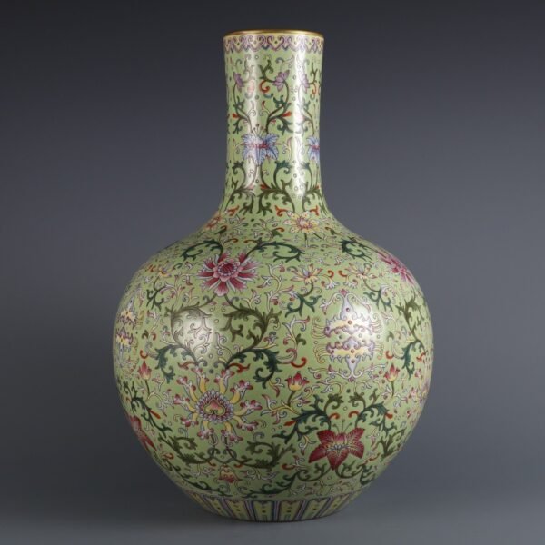 vase with green ground and passionflower pattern, made in Qianlong period of Qing Dynasty
