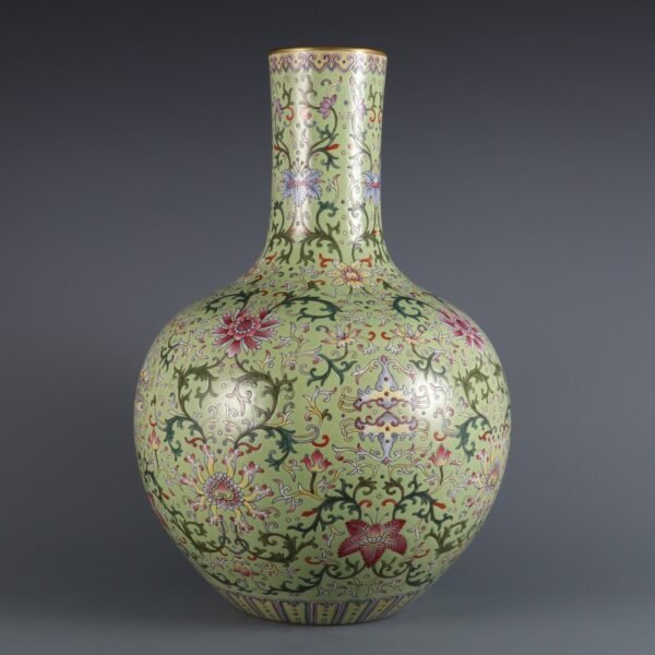 vase with green ground and passionflower pattern, made in Qianlong period of Qing Dynasty - Image 2