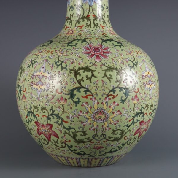 vase with green ground and passionflower pattern, made in Qianlong period of Qing Dynasty - Image 5