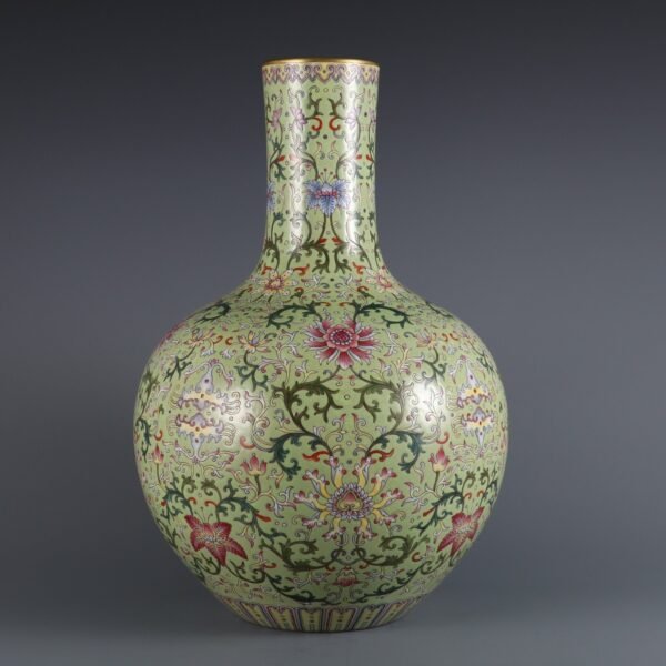 vase with green ground and passionflower pattern, made in Qianlong period of Qing Dynasty - Image 6