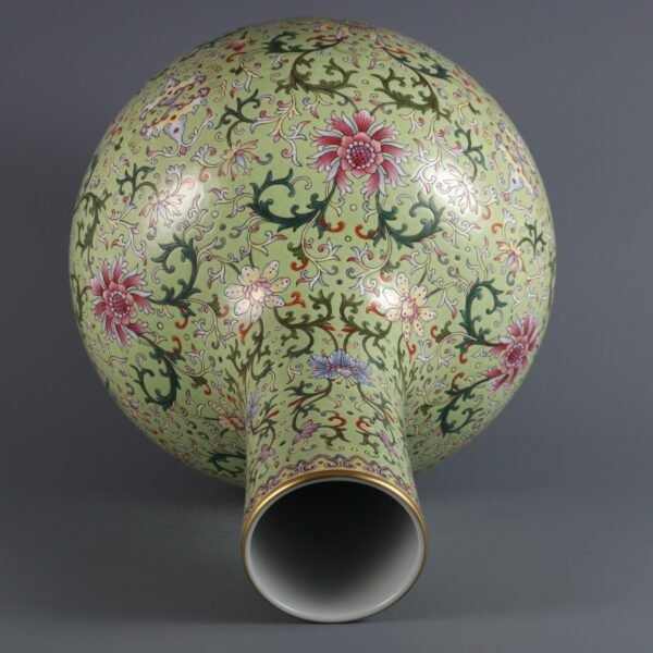 vase with green ground and passionflower pattern, made in Qianlong period of Qing Dynasty - Image 8