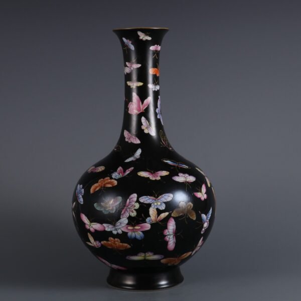 famille rose glaze with butterfly pattern vase made in the Qianlong period of the Qing Dynasty - Image 2