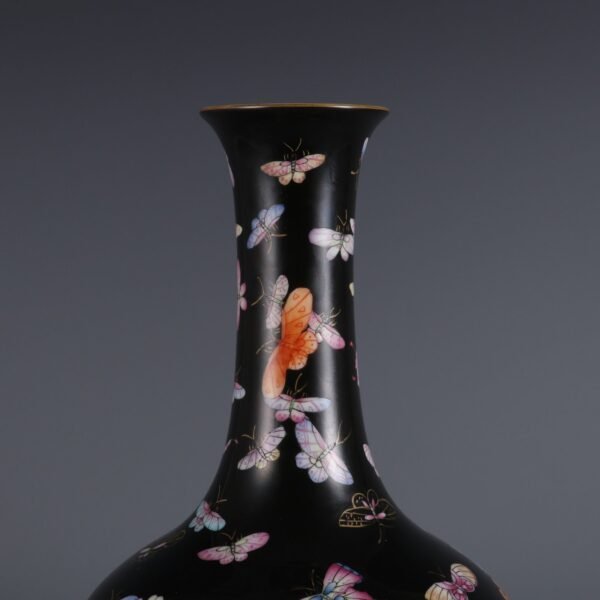 famille rose glaze with butterfly pattern vase made in the Qianlong period of the Qing Dynasty - Image 3