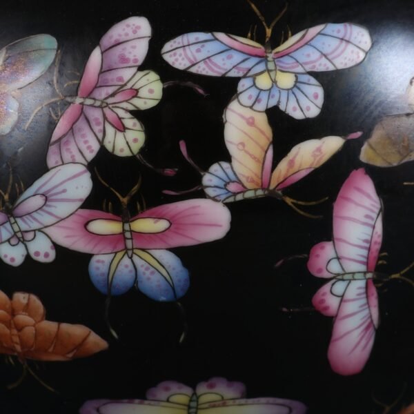famille rose glaze with butterfly pattern vase made in the Qianlong period of the Qing Dynasty - Image 4