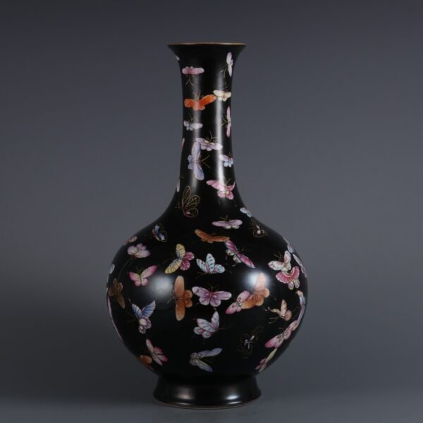 famille rose glaze with butterfly pattern vase made in the Qianlong period of the Qing Dynasty - Image 5