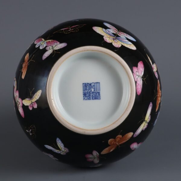 famille rose glaze with butterfly pattern vase made in the Qianlong period of the Qing Dynasty - Image 6