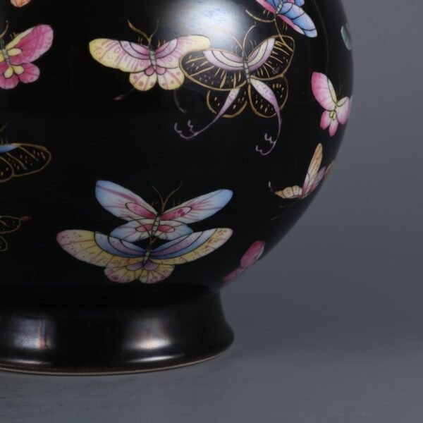 famille rose glaze with butterfly pattern vase made in the Qianlong period of the Qing Dynasty - Image 7