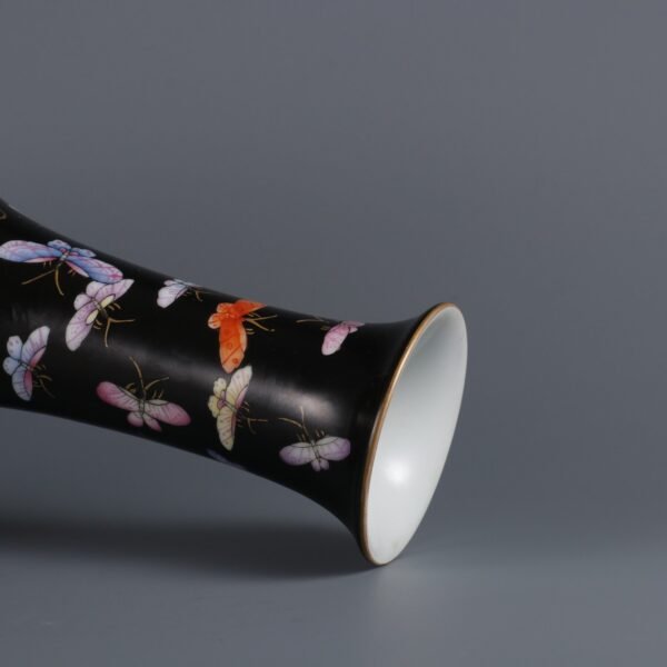 famille rose glaze with butterfly pattern vase made in the Qianlong period of the Qing Dynasty - Image 8