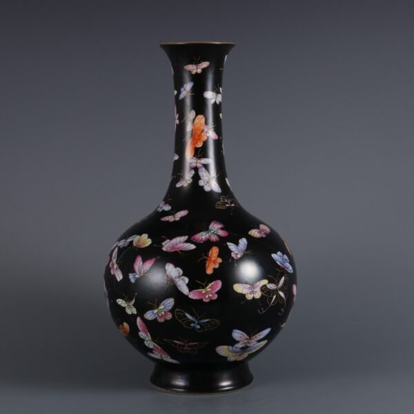 famille rose glaze with butterfly pattern vase made in the Qianlong period of the Qing Dynasty