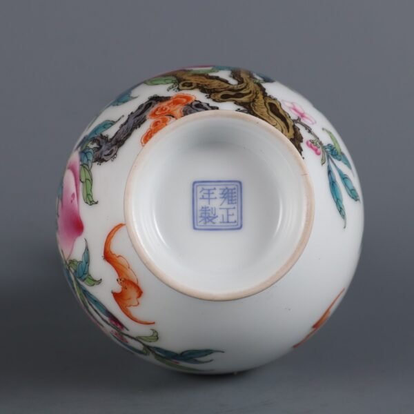 peach-patterned double-eared vases made in the Yongzheng period of the Qing Dynasty - Image 3