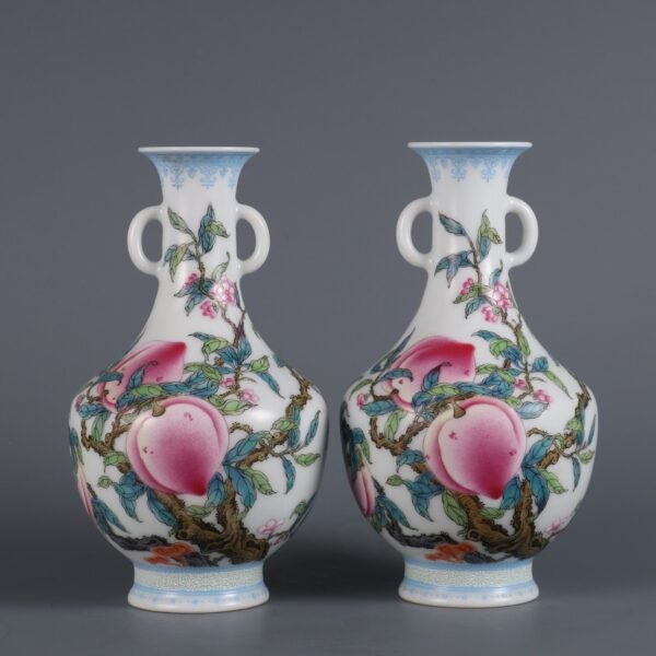 peach-patterned double-eared vases made in the Yongzheng period of the Qing Dynasty