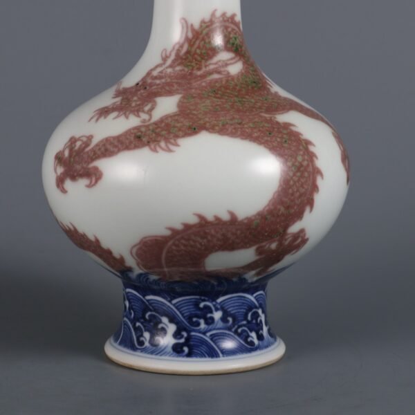 Qing Dynasty Qianlong period blue and white glaze red fish dragon appreciation vase - Image 8