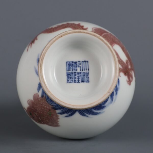 Qing Dynasty Qianlong period blue and white glaze red fish dragon appreciation vase - Image 5