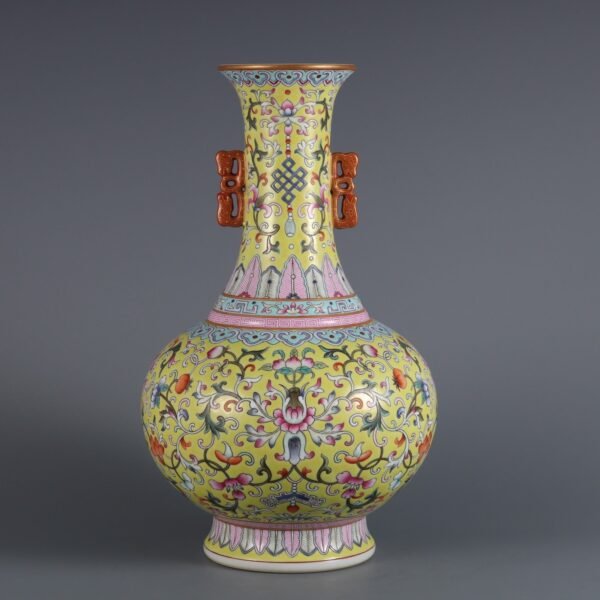 pattern double-handled appreciation vase made in the Qianlong period of the Qing Dynasty
