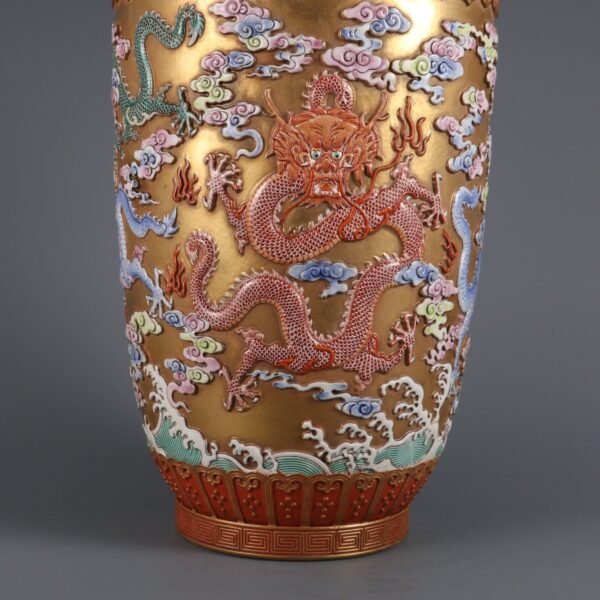 Qing Dynasty Qianlong Period Gold Carved Cloud Dragon Pattern Stick Vase - Image 9