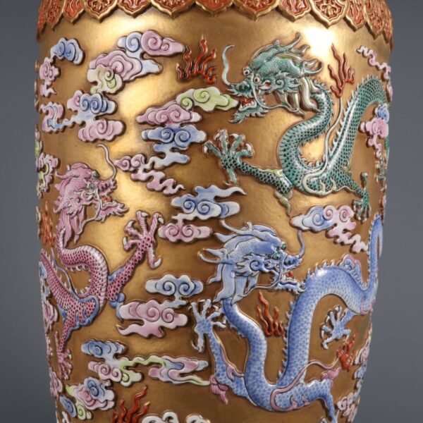 Qing Dynasty Qianlong Period Gold Carved Cloud Dragon Pattern Stick Vase - Image 4