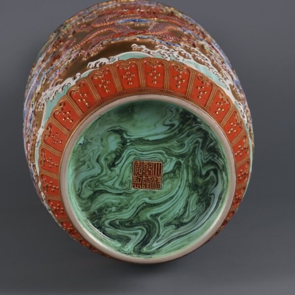 Qing Dynasty Qianlong Period Gold Carved Cloud Dragon Pattern Stick Vase - Image 6