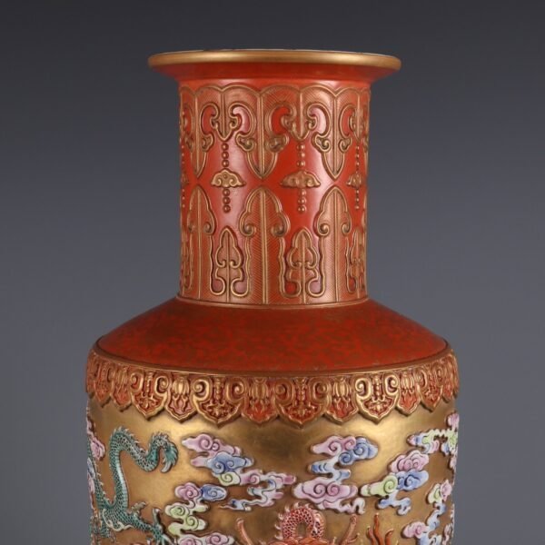 Qing Dynasty Qianlong Period Gold Carved Cloud Dragon Pattern Stick Vase - Image 7
