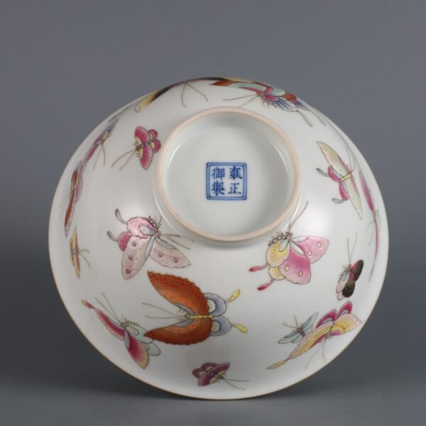 Qing Dynasty Yongzheng imperial porcelain bowl with butterfly pattern - Image 9