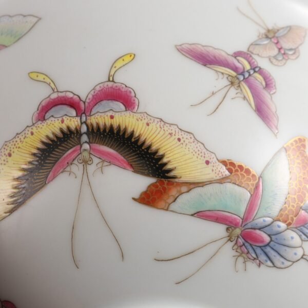 Qing Dynasty Yongzheng imperial porcelain bowl with butterfly pattern - Image 3