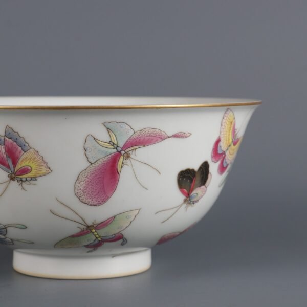 Qing Dynasty Yongzheng imperial porcelain bowl with butterfly pattern - Image 4