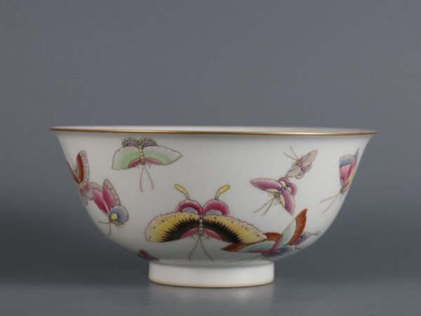 Qing Dynasty Yongzheng imperial porcelain bowl with butterfly pattern - Image 8