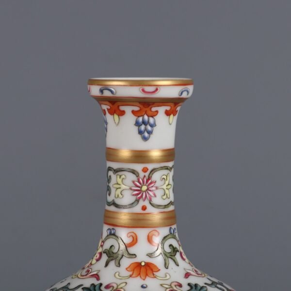 Small vase with passionflower pattern made in the Qianlong period of the Qing Dynasty