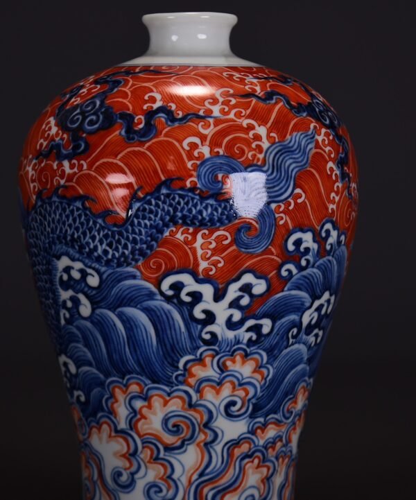 old Ming Xuande alum red sea water blue and white plum vase with auspicious clouds and dragon patter - Image 5