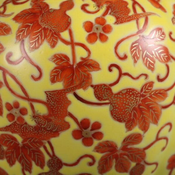 pattern ribbon gourd vase with a seat made in the Qianlong period of the Qing Dynasty - Image 4