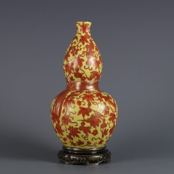 pattern ribbon gourd vase with a seat made in the Qianlong period of the Qing Dynasty - Image 3