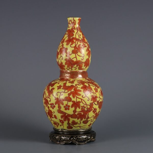 pattern ribbon gourd vase with a seat made in the Qianlong period of the Qing Dynasty - Image 2
