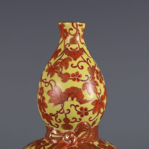pattern ribbon gourd vase with a seat made in the Qianlong period of the Qing Dynasty - Image 5