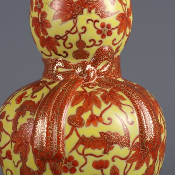 pattern ribbon gourd vase with a seat made in the Qianlong period of the Qing Dynasty - Image 6