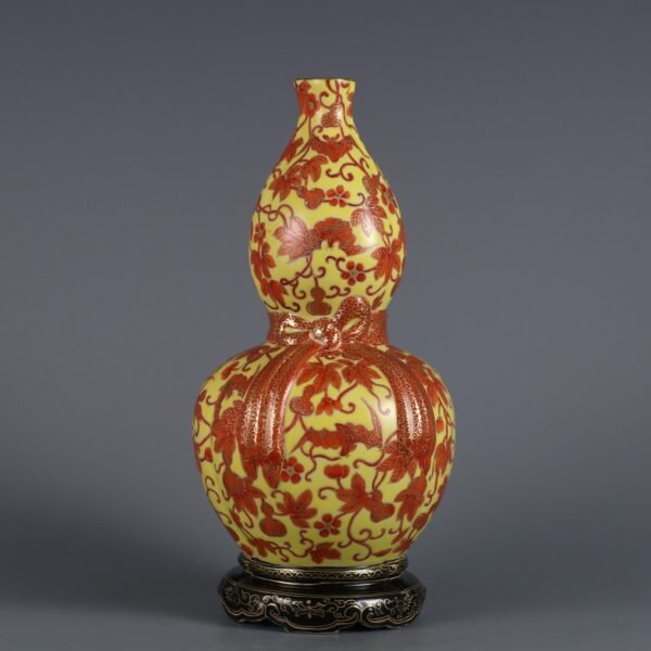 pattern ribbon gourd vase with a seat made in the Qianlong period of the Qing Dynasty