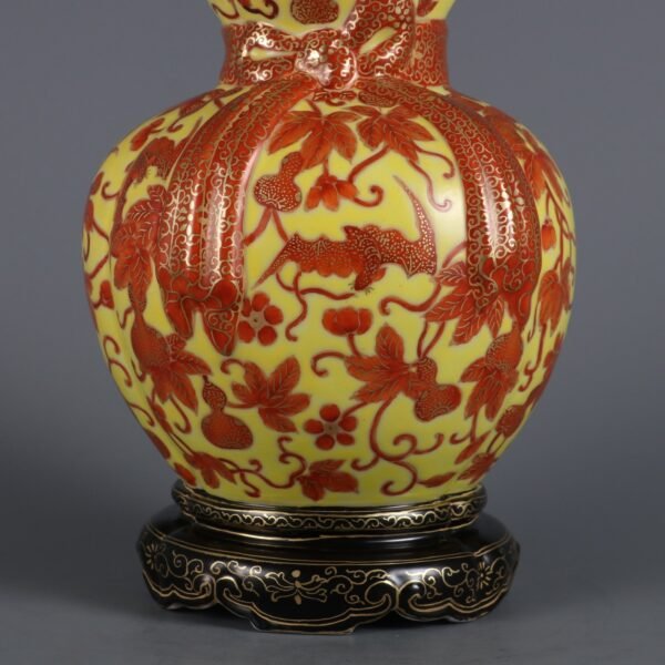 pattern ribbon gourd vase with a seat made in the Qianlong period of the Qing Dynasty - Image 8