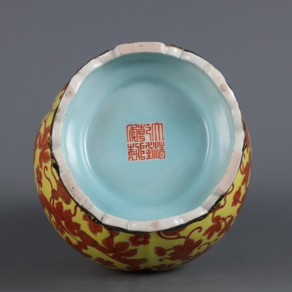 pattern ribbon gourd vase with a seat made in the Qianlong period of the Qing Dynasty - Image 9