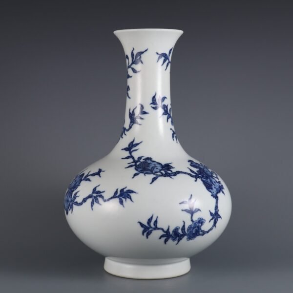 Qing Dynasty Qianlong period blue and white three-dot pattern large vase - Image 2