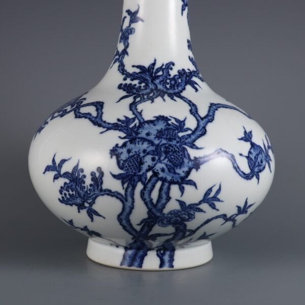 Qing Dynasty Qianlong period blue and white three-dot pattern large vase - Image 3