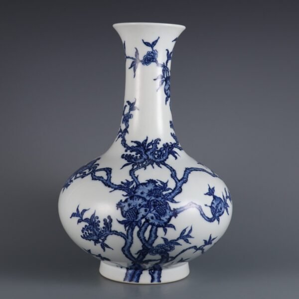 Qing Dynasty Qianlong period blue and white three-dot pattern large vase